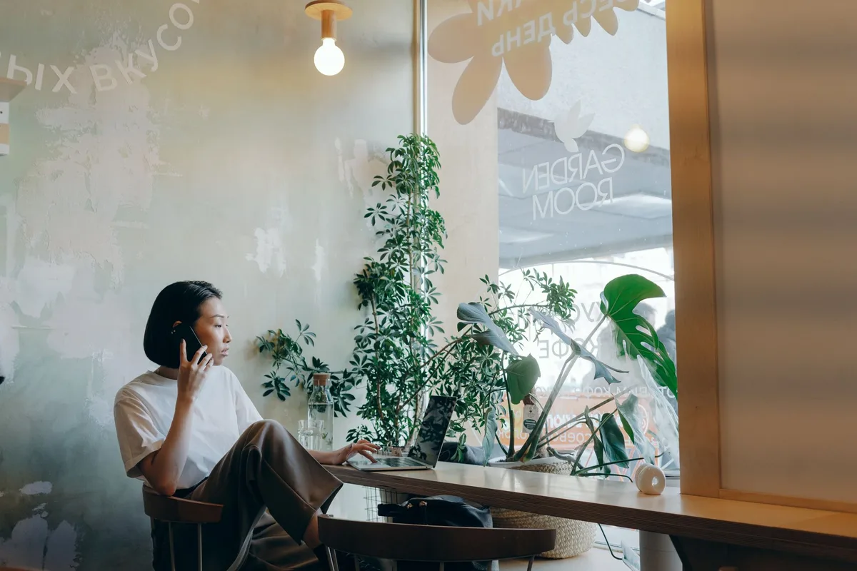 Filipino woman working part-time as a virtual assistant on a laptop from her home office